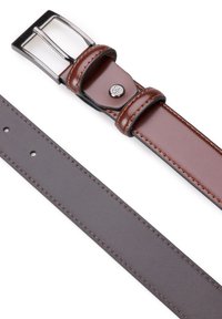 Brązowy skórzany pasek z metalową, srebrną klamrą, z ciemnorozowymi akcentami i widocznymi przeszyciami. Jedna strona gładka, druga teksturowana.