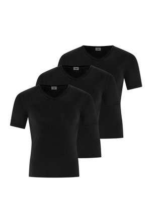 Drei schlichte schwarze Kurzarm-V-Ausschnitt-T-Shirts, gestapelt in versetzter Anordnung auf weißem Hintergrund.