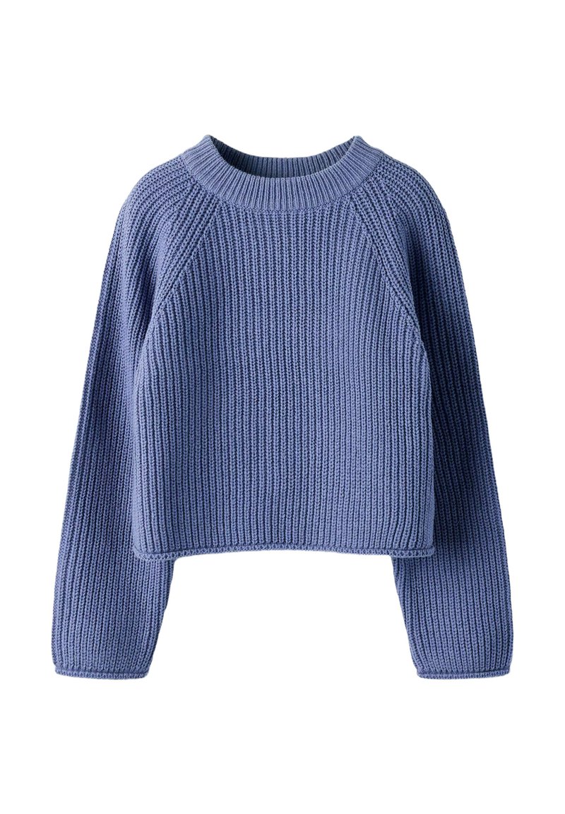 Sweater en tricot bleu cropped avec une texture côtelée, des manches raglan et un col rond, présentant un motif de points uniforme et régulier.