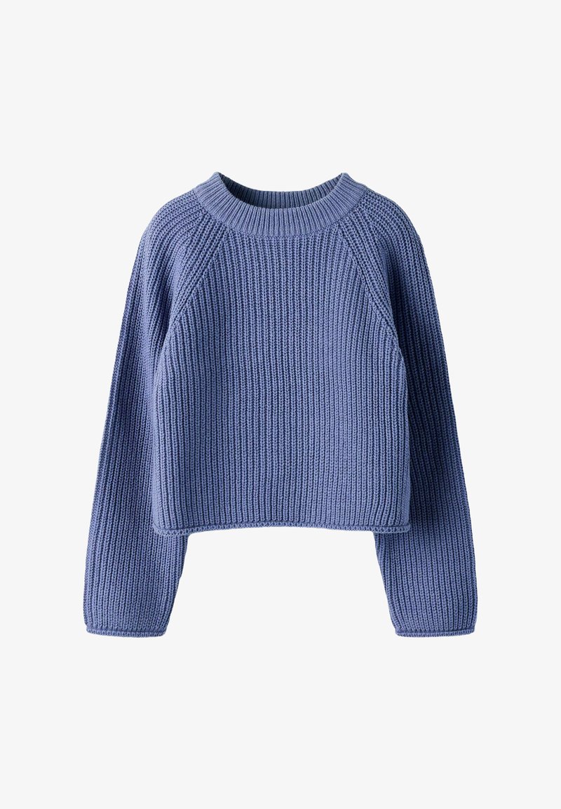 Skrajšan moder pleten pulover z rebrastim teksturo, raglan rokavi in okroglo ovratnico, z enakomernim in doslednim vzorcem šivov.
