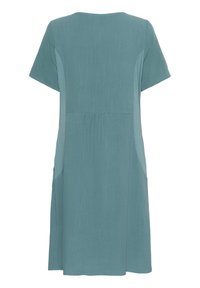 Tee-angefarbene Leinenkleid mit kurzen Ärmeln, lockerer Passform, seitlichen Taschen und gerafftem Detail im Rücken. Glatte Textur und knie-langes Design.