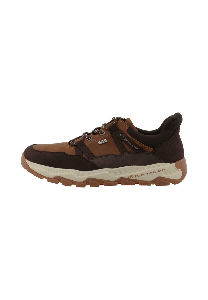 Sneaker marrone e marrone scuro con un mix di materiali, superficie testurizzata, design con lacci e una suola chunky color crema.