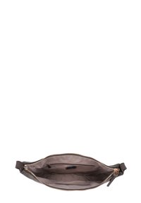 Brun läderclutch med dragkedja. Inuti finns en rymlig fack och en sidoficka. Slät yta.