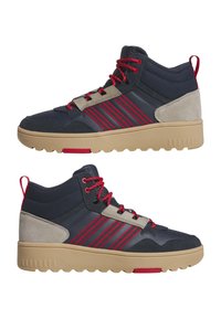 Midsneakers i marinblått, med röda accenter och sula i beige gummi. Har en texturerad mockahäl och ett kontrasterande tygöverkärl med röda snören.