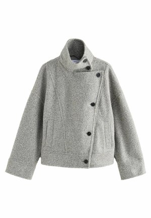 Giacca in misto lana grigia con colletto alto, chiusura a bottoni diagonale, due tasche laterali e finitura testurizzata. Presenta bottoni neri e cuciture.