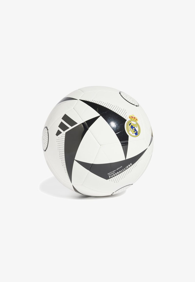 Hvit fotball med svarte og grå geometriske mønstre, med Real Madrid-logo og teksturert overflate for grep.