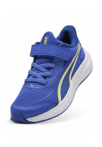 Μπλε και κίτρινο αθλητικό παπούτσι Puma με επάνω μέρος από δίχτυ, λευκή σόλα, κορδόνια και ρυθμιζόμενο λουρί με Velcro σε λευκό φόντο.