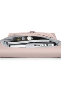 Világos rózsaszín laptop táska sima textúrával, zipzár nélkül, benne egy laptop, jegyzetfüzet és egy üveg. Az elemek rögzítésére elasztikus tartószíj található benne.