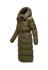 Olijfgroene pufferjas met een hoge kraag, een getailleerde taille, een enkele zak en een glanzende afwerking. Voorzien van lange mouwen met elastische manchetten.