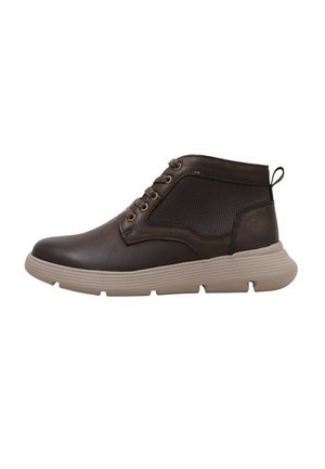 Bottine à lacets en cuir brun foncé avec semelle beige rembourrée et languette au talon, panneau latéral avec texture perforée.