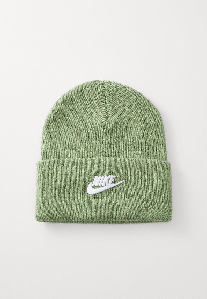 Zelena pletena kapa z belim vezenim Nike logotipom, mehak občutek in preklopni rob za dodatno toploto in stil.
