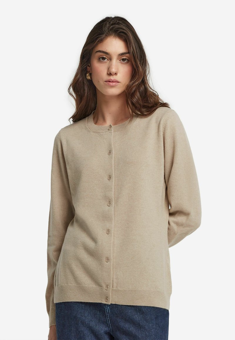 Beige cardigan i mjukt tyg, med rund halsringning och knappslå framtill, långa ärmar och en avslappnad passform.