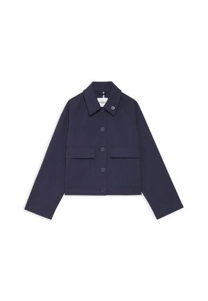 Veste boutonnée bleu marine avec large col, manches longues et deux poches avant à rabat sur fond blanc.
