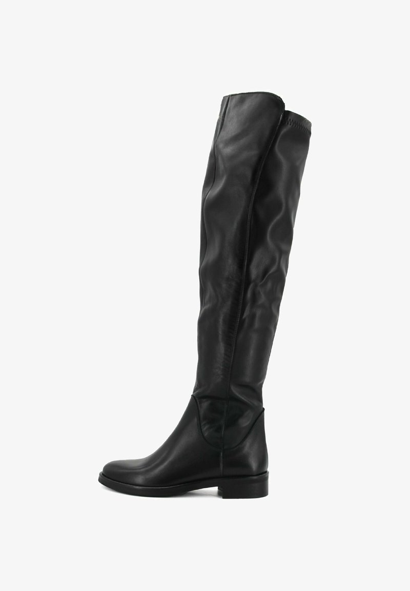 Stivale in pelle nera fino alla coscia con texture liscia, punta rotonda, tacco basso a blocco e leggero design arricciato sul gambale.
