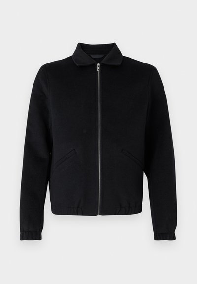 Fekete cipzáras dzseki galléros nyakkal, oldalzsebekkel, bordázott mandzsettákkal és sima szövetes textúrával. Egyszerű, strukturált kialakítás.