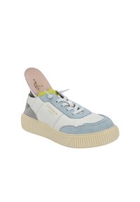 Sneaker con lacci con tomaia in pelle bianca, dettagli in suede blu chiaro e lati grigi. Presenta una suola in gomma testurizzata e un particolare verde neon.