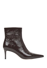 Czarne lakierowane botki do kostki z ostrym noskiem, gładką fakturą i smukłym, wysokim obcasem, charakteryzujące się gładkim, pomarszczonym wzorem na powierzchni.