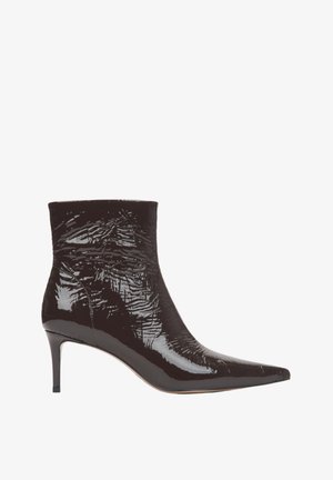 Czarne lakierowane botki do kostki z ostrym noskiem, gładką fakturą i smukłym, wysokim obcasem, charakteryzujące się gładkim, pomarszczonym wzorem na powierzchni.