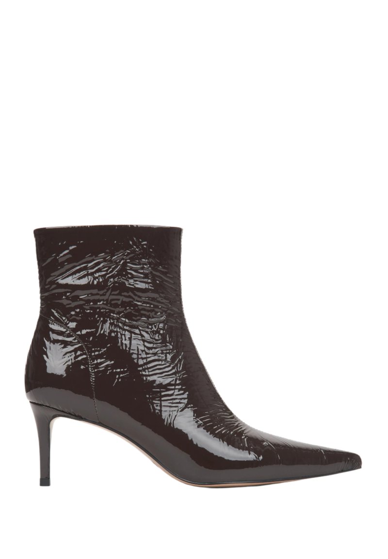 Czarne lakierowane botki do kostki z ostrym noskiem, gładką fakturą i smukłym, wysokim obcasem, charakteryzujące się gładkim, pomarszczonym wzorem na powierzchni.