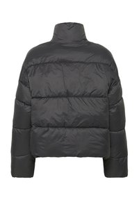 Crna puffer jakna s visokim kragnom, sa ušivenim dijelovima za izolaciju i skraćenim krojem. Glatka, sjajna tekstura.