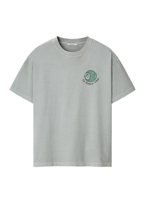 Lichtgrijs T-shirt met korte mouwen en ronde hals, klein groen visje en de tekst "La Dolce Vita" op de linkerborst bovenaan.