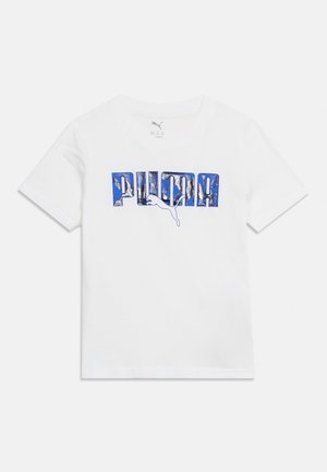 Wit T-shirt met korte mouwen met blauwe patroon "PUMA" tekst en Puma-logo gedrukt over de borst.