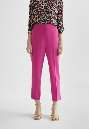 Pantalones ajustados rosas con un diseño de pierna recta, que cuentan con una tela suave, dos bolsillos laterales y pequeñas aberturas en el dobladillo.