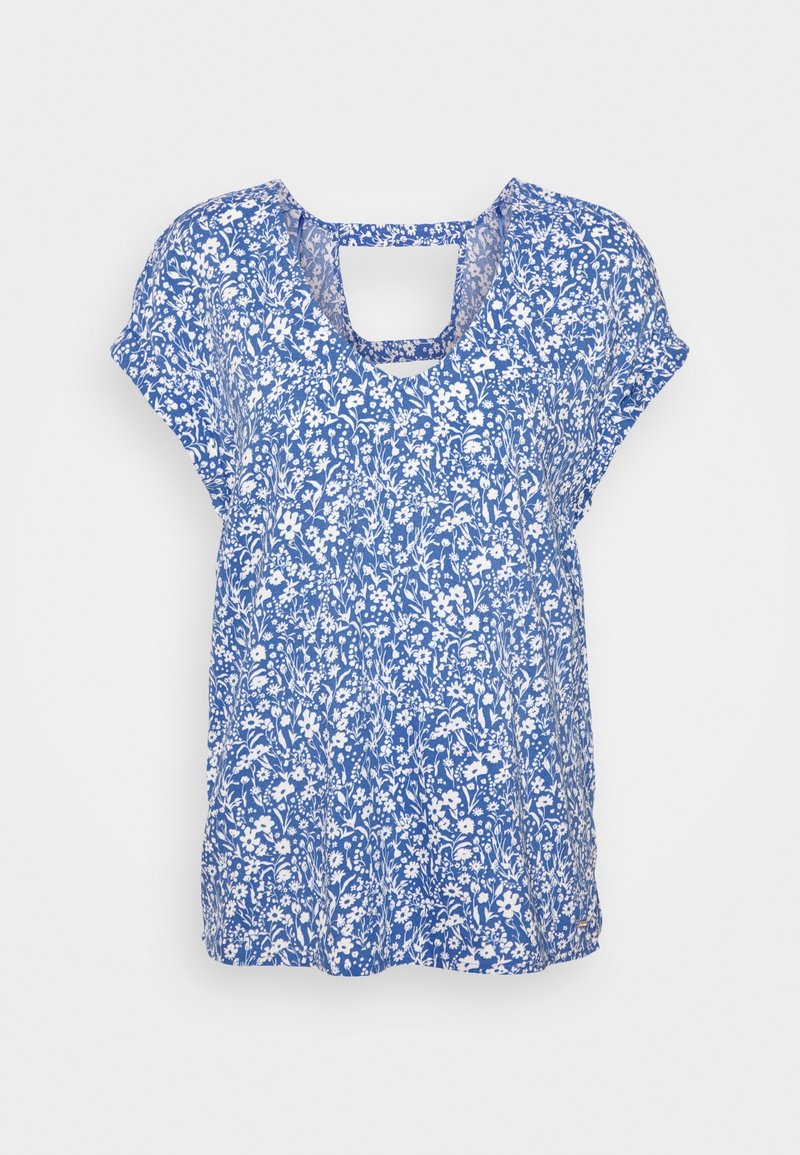 Blusa floral azul con mangas cortas, con un patrón texturizado de flores blancas y un escote en forma de llave. Corte suelto con parte inferior fruncida.