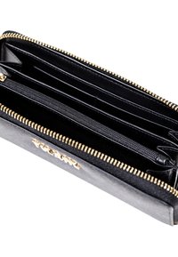 Cartera de cuero negro con cremallera dorada, múltiples ranuras para tarjetas, un compartimento con cremallera y exterior texturizado para mayor durabilidad.