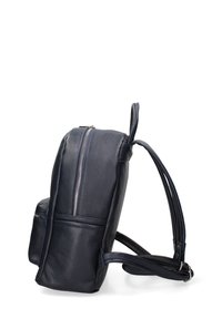 Zaino in pelle blu navy con finitura testurizzata, dotato di chiusura a zip superiore, tasca frontale e spallacci regolabili. Design semplice e moderno.