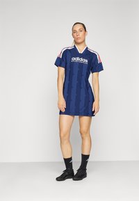 adidas Sportswear TIRO CUT STRIPES TSHIRT DRESS - Jerseyklänning - team navy blue/white/better scarlet