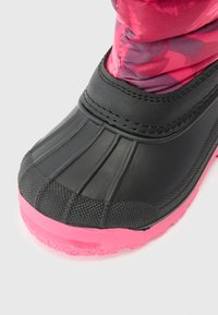 Detská vodoodolná zimná čižma s textúrovanou čiernou gumovou špičkou a ružovou podrážkou, so zelenou textilnou časťou a fialovými vzormi.