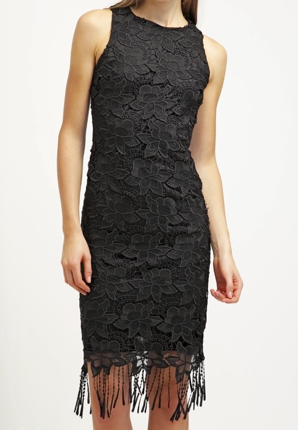 Robe noire en dentelle avec motif floral, design sans manches, coupe ajustée et détails en franges à l'ourlet. Tissu texturé.