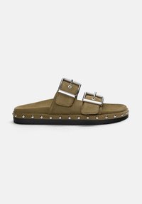 Khaki Wildledersandale mit zwei verstellbaren silbernen Schnallen, genoppter schwarzer Sohle und flachem Design. Strukturierte Oberfläche mit runder Zehenpartie.
