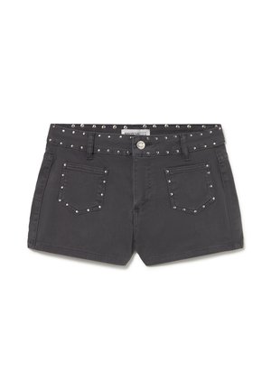 Pantalones cortos de mezclilla negra con bolsillos delanteros y detalles de tachuelas plateadas en la cintura, bolsillos y trabillas del cinturón.