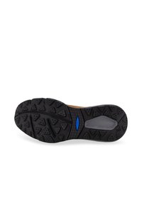 Suola in gomma di una scarpa con un motivo di battistrada testurizzato e multidirezionale. Presenta un'area grigia e un accento blu vicino al centro.