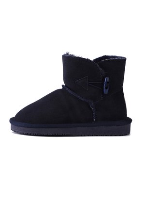 Bottes en daim bleu marine à col angulaire, doublées de fourrure douce et ornées d'un bouton décoratif. Semelle en caoutchouc avec motifs de traction.
