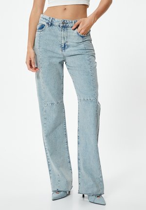 Jeans de tiro alto en azul claro con un ajuste relajado, con pierna recta, un leve desgaste y un diseño tradicional de cinco bolsillos.