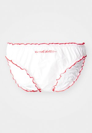 Pantaloni de baie albi cu dantelă roșie pe margini. Prezintă text brodat "nu deranjați" cu fir roșu pe față. Textură de material neted.