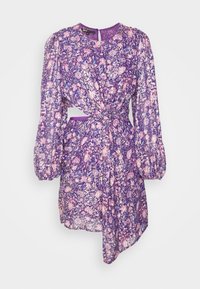 Květinové šaty v odstínech fialové a růžové, s dlouhými nafouklými rukávy, předním uzlem a nařaseným pasem. Vyrobené z lehké tkaniny.