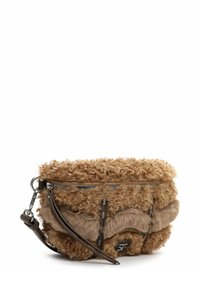 Borsa a tracolla in tessuto di pelliccia marrone con chiusura a zip. Presenta un materiale riccioloso e un accento in pelle liscia sul davanti.