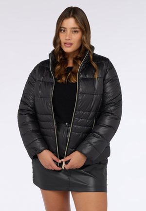 Czarna pikowana kurtka puchowa z wysokim kołnierzem i zamkiem błyskawicznym z przodu. Materiał wygląda na połyskujący i lekki, odpowiedni na zimę.