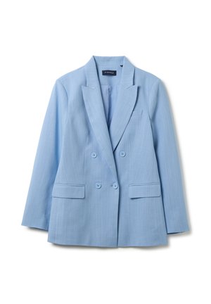 Blazer azul claro de doble botonadura con un diseño estructurado. Presenta solapas muestradas, dos bolsillos frontales y detalles de botones. Textura suave.