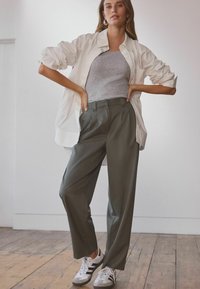 Next Tygbyxor - olive green