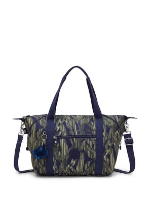 Sac fourre-tout à motifs bleu marine et olive avec deux poignées, une bandoulière amovible, une poche zippée à l'avant et un petit porte-clés en peluche bleu accroché.