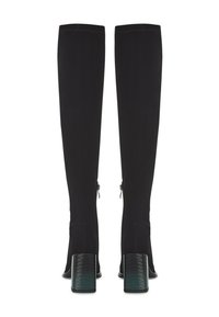 Bottes noires montantes en cuir, dotées d'un dessus en tissu lisse et élégant, et d'un talon empilé texturé avec une finition dégradée. Détail de fermeture éclair à l'arrière.