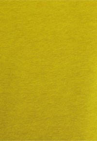 Tissu jaune texturé avec un motif tricoté, présentant une couleur uniforme et des fibres fines, adapté pour les vêtements ou accessoires.