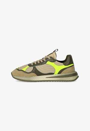 Sneakers sznurowane, wykonane z połączenia jasnobrązowego zamszu i beżowej siateczki, zdobione jaskrawymi żółtymi i oliwkowymi panelami oraz teksturowaną podeszwą.