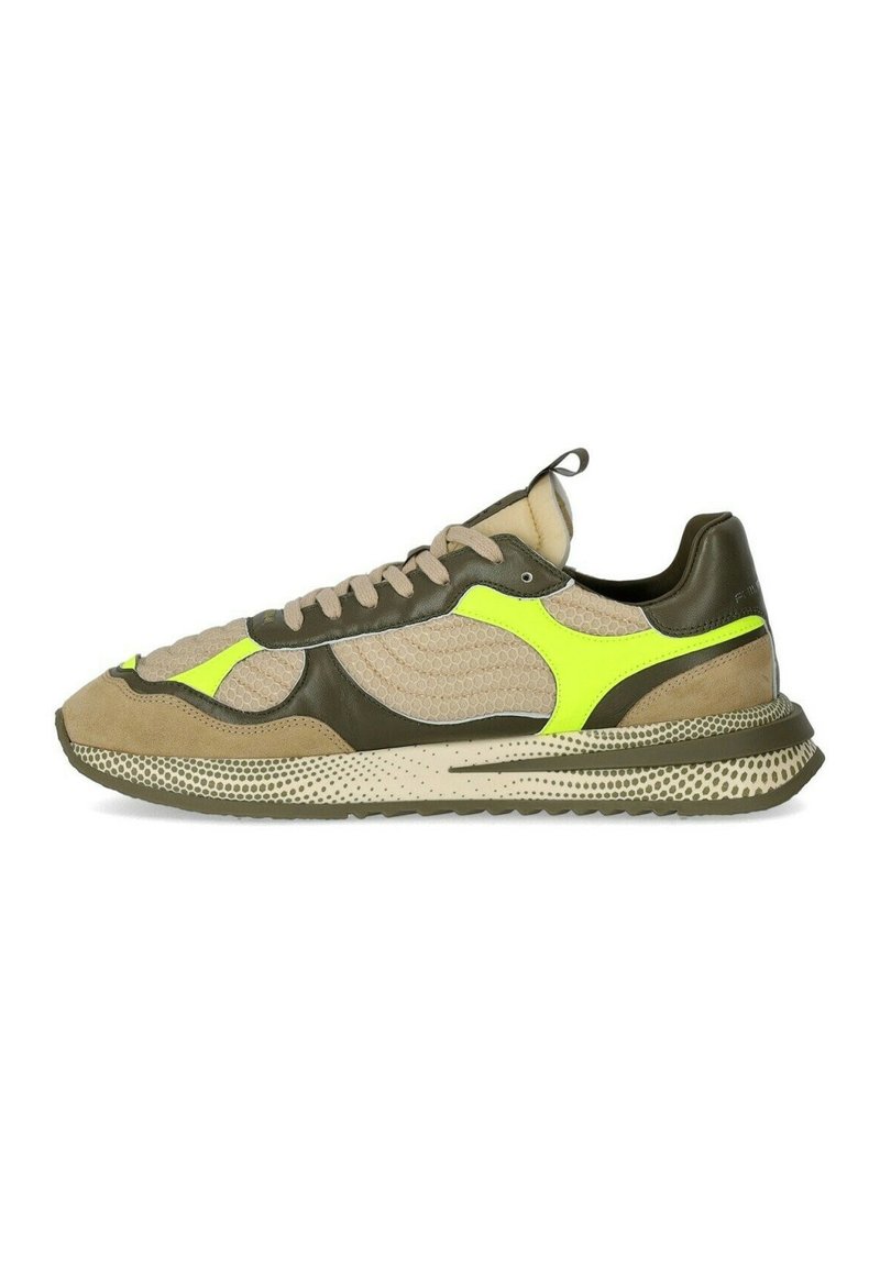 Sneakers con lacci caratterizzati da una combinazione di suede marrone chiaro e mesh beige, arricchiti da pannelli gialli brillanti e verdi oliva, e una suola testurizzata.