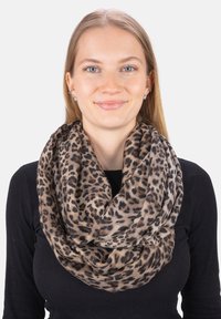 Écharpe infini à motif léopard en tissu doux, présentant un mélange de tons beiges et bruns avec une texture lisse.